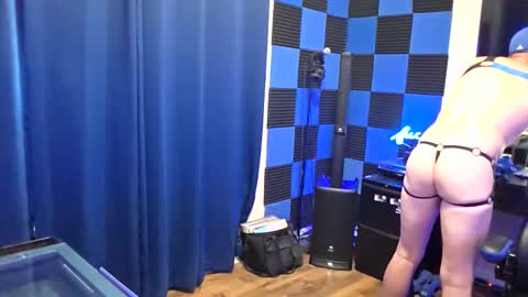 Jizzy Blue online show from May 17, 9:33 pm