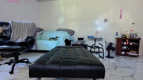 Nicole  Allen online show from September 19, 7:47 pm