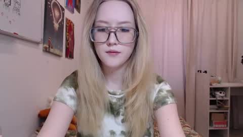 Snapshot of joan_kiss chatting on June 18, 12:44 am joan_kiss online show from June 18, 12:44 am