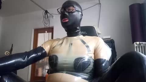 Snapshot of joanesxfree chatting on December 6, 1:00 pm The sweetest toy online show from December 6, 1:00 pm