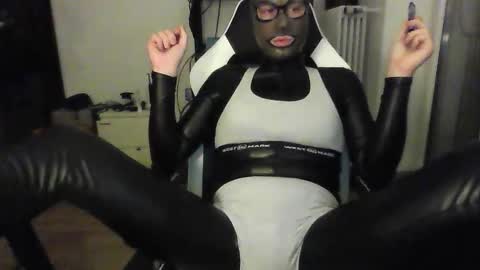 Snapshot of joanesxfree chatting on October 28, 9:06 pm The sweetest toy online show from October 28, 9:06 pm