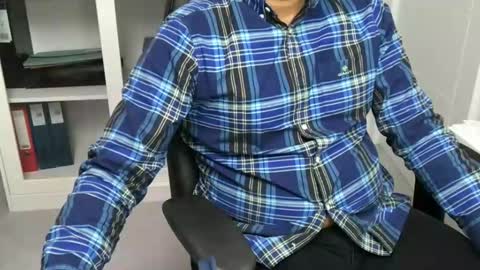 Snapshot of joeshades21 chatting on November 4, 10:03 am joeshades21 online show from November 4, 10:03 am