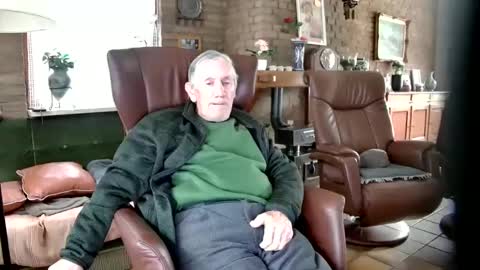 Snapshot of johan7_heet chatting on December 6, 1:22 pm johan7 heet online show from December 6, 1:22 pm