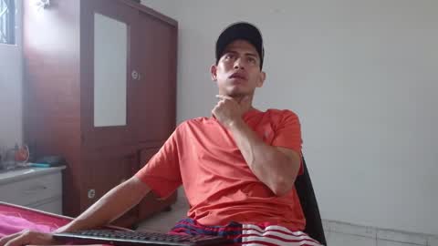 Snapshot of johan_kitten chatting on May 19, 12:44 pm johan online show from May 19, 12:44 pm