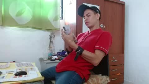 Snapshot of johan_kitten chatting on May 27, 2:14 pm johan online show from May 27, 2:14 pm