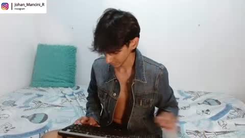 Snapshot of johan_mancini_r chatting on June 13, 3:21 pm johan_mancini_r online show from June 13, 3:21 pm