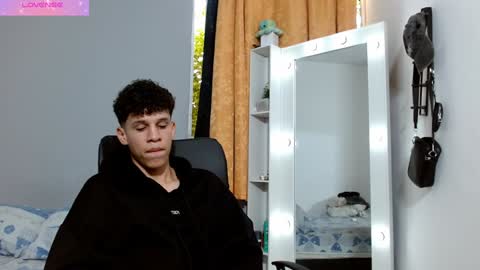 Snapshot of john_ssnow29 chatting on December 15, 9:42 pm john_ssnow29 online show from December 15, 9:42 pm