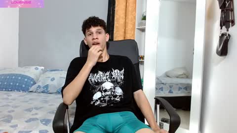 Snapshot of john_ssnow29 chatting on December 19, 6:12 pm john_ssnow29 online show from December 19, 6:12 pm