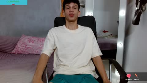 Snapshot of john_ssnow29 chatting on December 30, 7:32 pm john_ssnow29 online show from December 30, 7:32 pm