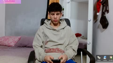 Snapshot of john_ssnow29 chatting on January 6, 11:42 pm john_ssnow29 online show from January 6, 11:42 pm