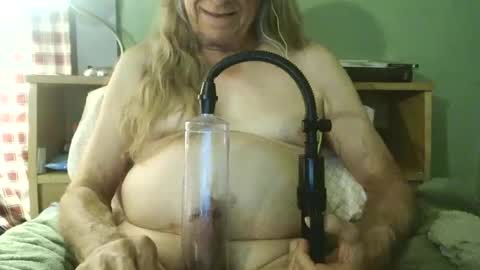 Snapshot of johnnieq1971 chatting on May 29, 1:36 am johnnieq1971 online show from May 29, 1:36 am