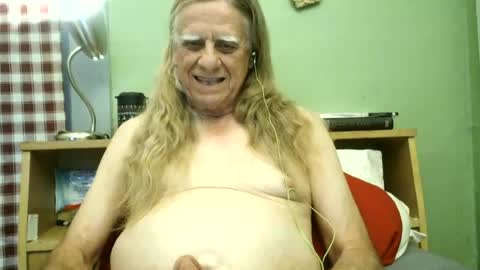 Snapshot of johnnieq1971 chatting on June 22, 12:56 am johnnieq1971 online show from June 22, 12:56 am