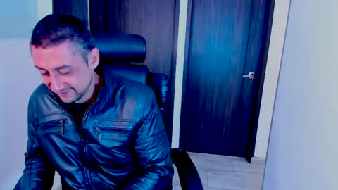 Snapshot of johnny_seens1 chatting on May 12, 1:52 pm Johnny online show from May 12, 1:52 pm
