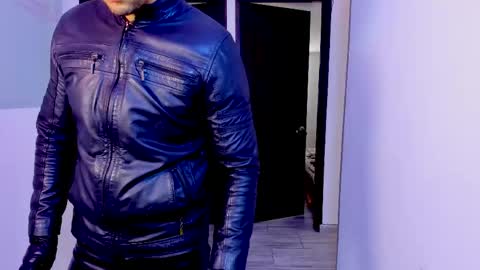 Snapshot of johnny_seens1 chatting on May 29, 5:44 pm Johnny online show from May 29, 5:44 pm