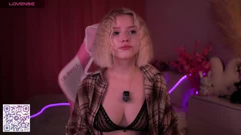 Snapshot of joice_queen chatting on April 24, 1:52 am Paula online show from April 24, 1:52 am