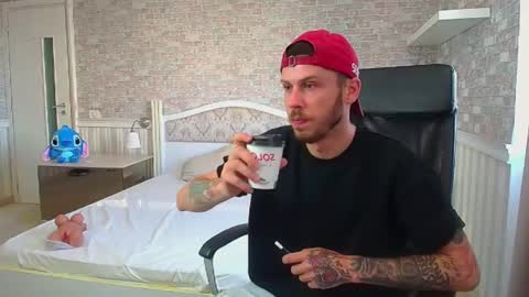 Snapshot of jonahshaw chatting on July 12, 4:47 am JonahShaw online show from July 12, 4:47 am