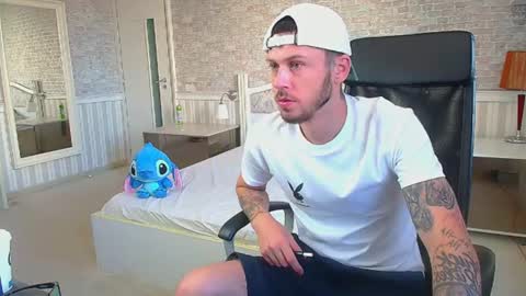 Snapshot of jonahshaw chatting on July 14, 4:17 am JonahShaw online show from July 14, 4:17 am
