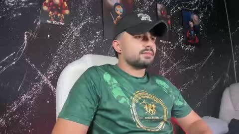 Snapshot of jonnsnow_ chatting on November 9, 4:33 am JonSnow online show from November 9, 4:33 am