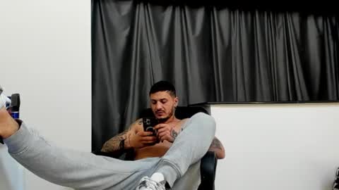 Snapshot of jonnyporn1 chatting on January 4, 5:05 am jonnyporn1 online show from January 4, 5:05 am