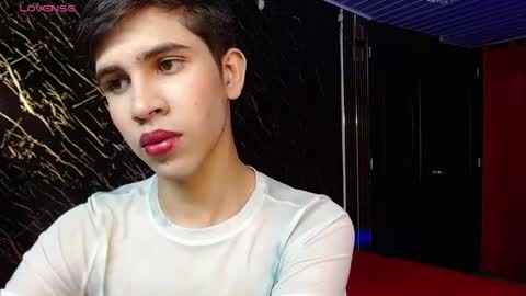 joshua_saenz_ online show from June 1, 11:28 pm