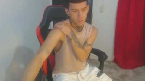 josue_linares online show from November 2, 4:59 am