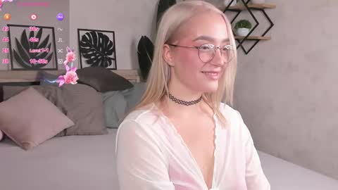 Vickie online show from September 27, 8:41 am