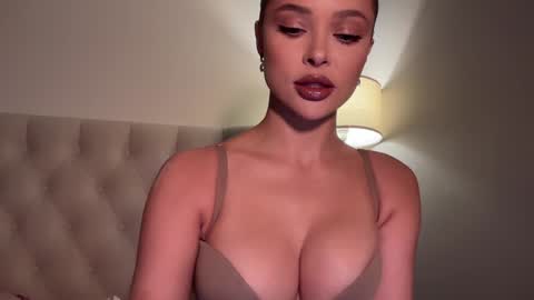 Jennie and Sophia online show from January 26, 6:16 pm