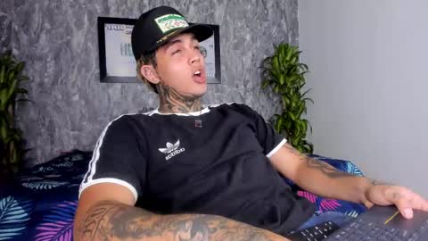 Snapshot of juan_alvarez18 chatting on February 18, 4:15 am juan_alvarez18 online show from February 18, 4:15 am