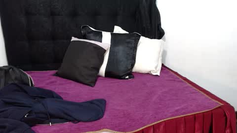 Snapshot of juan_and_luciana chatting on February 3, 11:59 am online show from February 3, 11:59 am