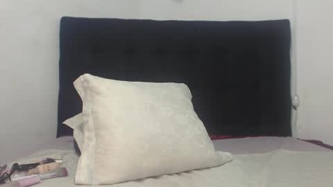 Snapshot of juan_and_luciana chatting on February 5, 12:10 pm online show from February 5, 12:10 pm