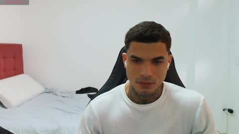 Snapshot of juan_gomez_1 chatting on April 25, 10:29 pm juan_gomez_1 online show from April 25, 10:29 pm
