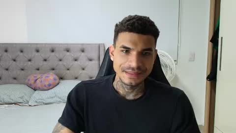 Snapshot of juan_gomez_1 chatting on June 25, 5:12 am juan_gomez_1 online show from June 25, 5:12 am