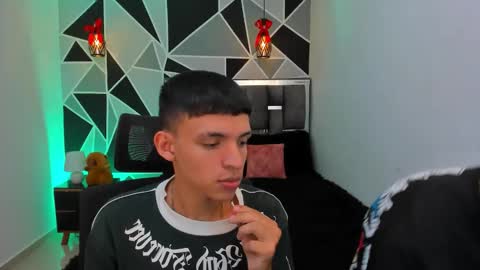 Snapshot of juan_nd_steven chatting on May 2, 3:55 am JuanSteven online show from May 2, 3:55 am