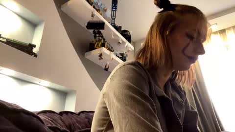 Lola online show from October 31, 10:05 am