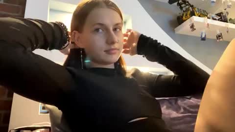 Lola online show from November 12, 4:18 pm