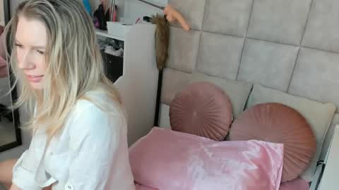 Snapshot of juicy_pussie chatting on April 30, 7:25 am Tatjana online show from April 30, 7:25 am