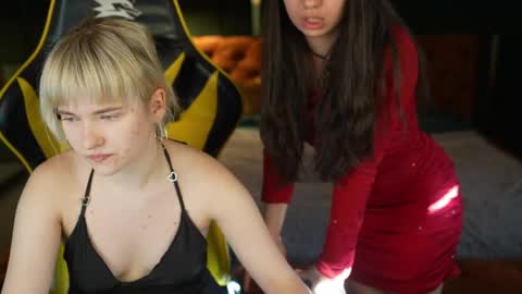 Snapshot of juicy_secrets_054 chatting on May 1, 2:43 pm Elza online show from May 1, 2:43 pm