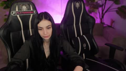 Snapshot of juicy_secrets_054 chatting on May 6, 10:42 am Elza online show from May 6, 10:42 am