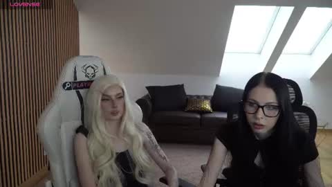 Snapshot of juicy_secrets_054 chatting on July 3, 10:54 am Elza online show from July 3, 10:54 am