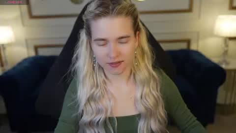 Snapshot of juicy_secrets_054 chatting on July 10, 10:29 am Elza online show from July 10, 10:29 am