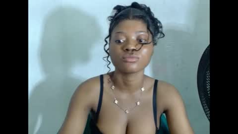 juicynpinkx online show from April 17, 3:48 pm