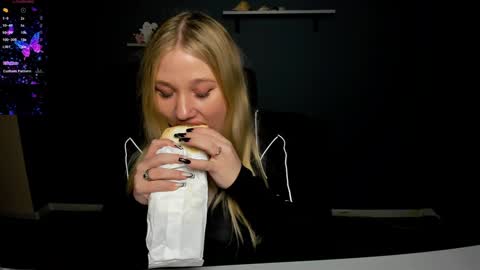 juli kisss online show from December 20, 1:22 pm