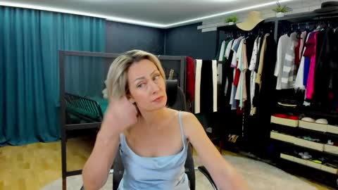 Snapshot of julia__cherry_ chatting on May 9, 2:33 pm julia__cherry_ online show from May 9, 2:33 pm