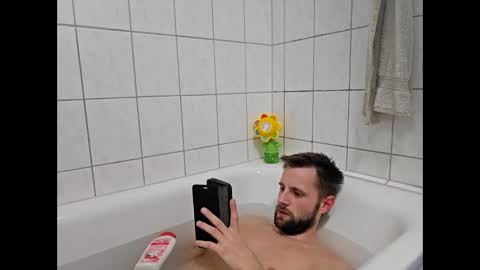 julia_official online show from February 2, 9:35 pm