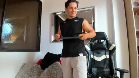 julian_wallace online show from April 18, 6:23 pm