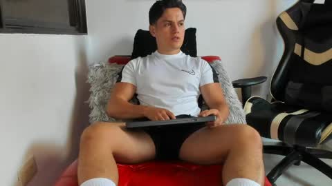 Snapshot of julian_wallace chatting on April 24, 6:43 pm julian_wallace online show from April 24, 6:43 pm
