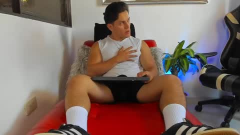 Snapshot of julian_wallace chatting on April 30, 4:24 pm julian_wallace online show from April 30, 4:24 pm