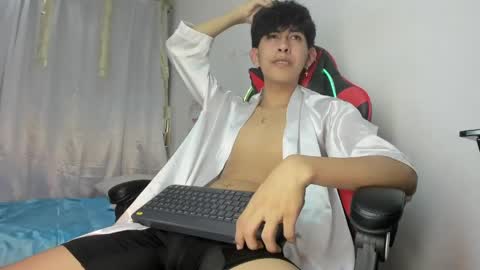 Snapshot of julian_xp chatting on April 22, 7:15 pm Julian online show from April 22, 7:15 pm