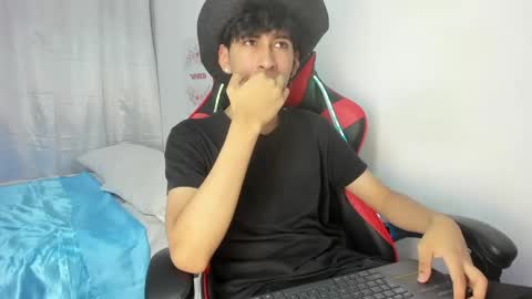 Snapshot of julian_xp chatting on April 28, 7:08 pm Julian online show from April 28, 7:08 pm