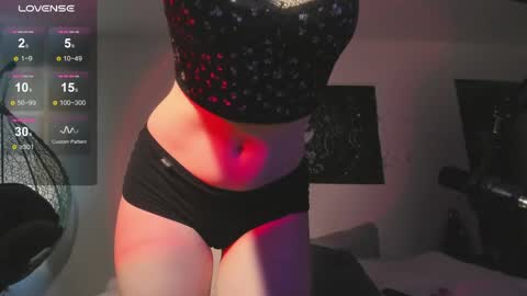Snapshot of juliavangg_19 chatting on June 4, 2:06 am Julls online show from June 4, 2:06 am